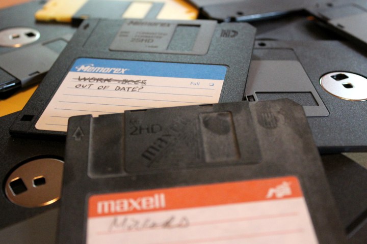 L'une des dernières industries de disques souples se modernise avec succès 2 A collection of floppy disks.