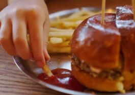 Mange uniquement des hamburgers et des frites et commence à perdre la vue : l'histoire bouleversante d'un enfant devenu aveugle à 12 ans 30 Un bambino di 12 anni è diventato cieco in modo permanente per aver mangiato quasi esclusivamente patatine fritte e hamburger / PhotoCredit IStock