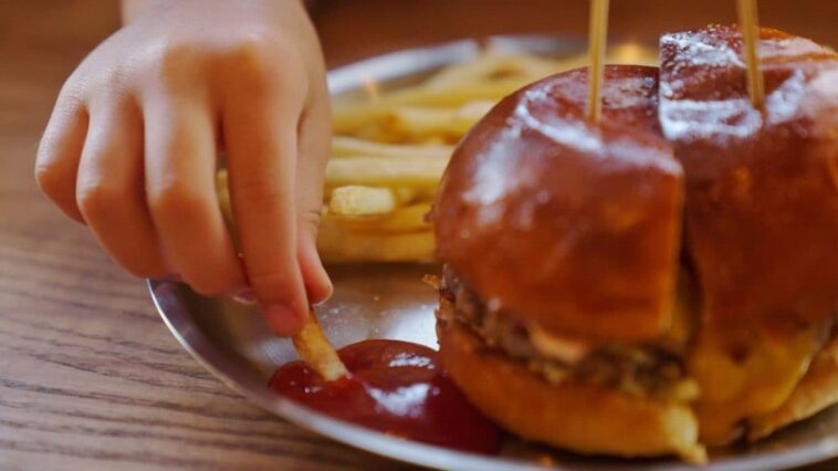 Mange uniquement des hamburgers et des frites et commence à perdre la vue : l'histoire bouleversante d'un enfant devenu aveugle à 12 ans 1 Un bambino di 12 anni è diventato cieco in modo permanente per aver mangiato quasi esclusivamente patatine fritte e hamburger / PhotoCredit IStock