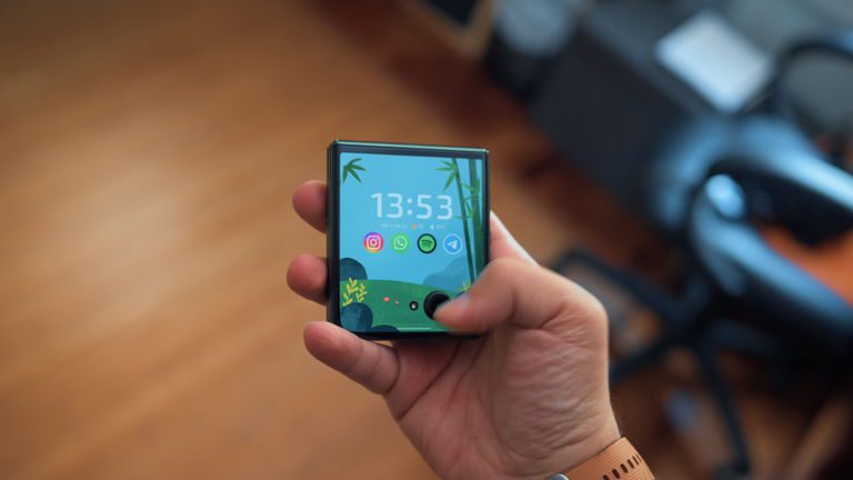 Motorola se prépare déjà pour la prochaine ère des mobiles pliables : elle a patenté une charnière motorisée 2 Motorola se prépare pour la prochaine ère des smartphones pliables : il a breveté une charnière motorisée