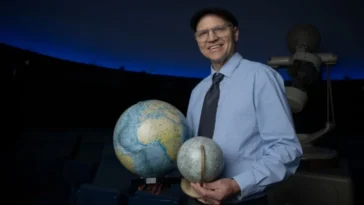 Nouvelle théorie : la Lune n'est pas ce que l'on pense 13 Nova teoria: a Lua não é o que se pensa
