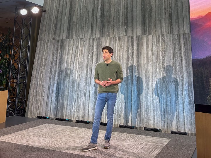 OpenAI sécurise 6,6 milliards de dollars lors de son dernier tour de financement 2 OpenAI CEO Sam Altman standing on stage at a product event.