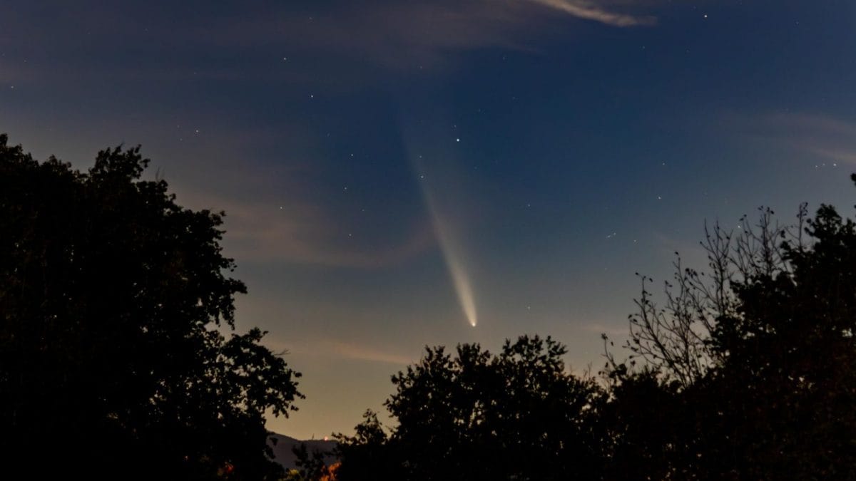 Où chercher la "comète du siècle" dans les ciels et comment la photographier avec un téléphone ou un appareil photo 2 La "comète du siècle" photographiée dans le ciel de Valmontone. Crédit : Ercole Angelucci