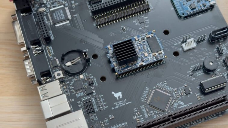 Projet de PC rétro personnalisé utilisant un SoC x86 compact pour faire fonctionner des jeux DOS avec du hardware natif 1 Custom retro PC project uses a compact x86 SoC to run DOS games with native hardware