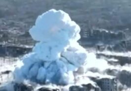 Un screenshot du video de la bombe thermobarique larguée sur Vovchansk. Crédit : X