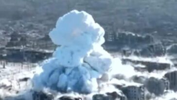 Un screenshot du video de la bombe thermobarique larguée sur Vovchansk. Crédit : X