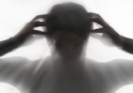 Qu'est-ce qu'une attaque de panique : comment la reconnaître même lorsqu'il n'y a pas de raison apparente derrière 30 Immagine