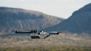 Regardez le nouveau drone kamikaze alimenté par l'IA de Palmer Luckey détruire un camion pickup 10 Watch Palmer Luckey's new AI-powered kamikaze drone obliterate a pickup truck