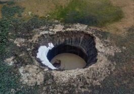 Un cratère dans la péninsule de Yamal. Crédit : Ruslan Amanzhurov