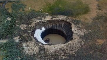 Un cratère dans la péninsule de Yamal. Crédit : Ruslan Amanzhurov
