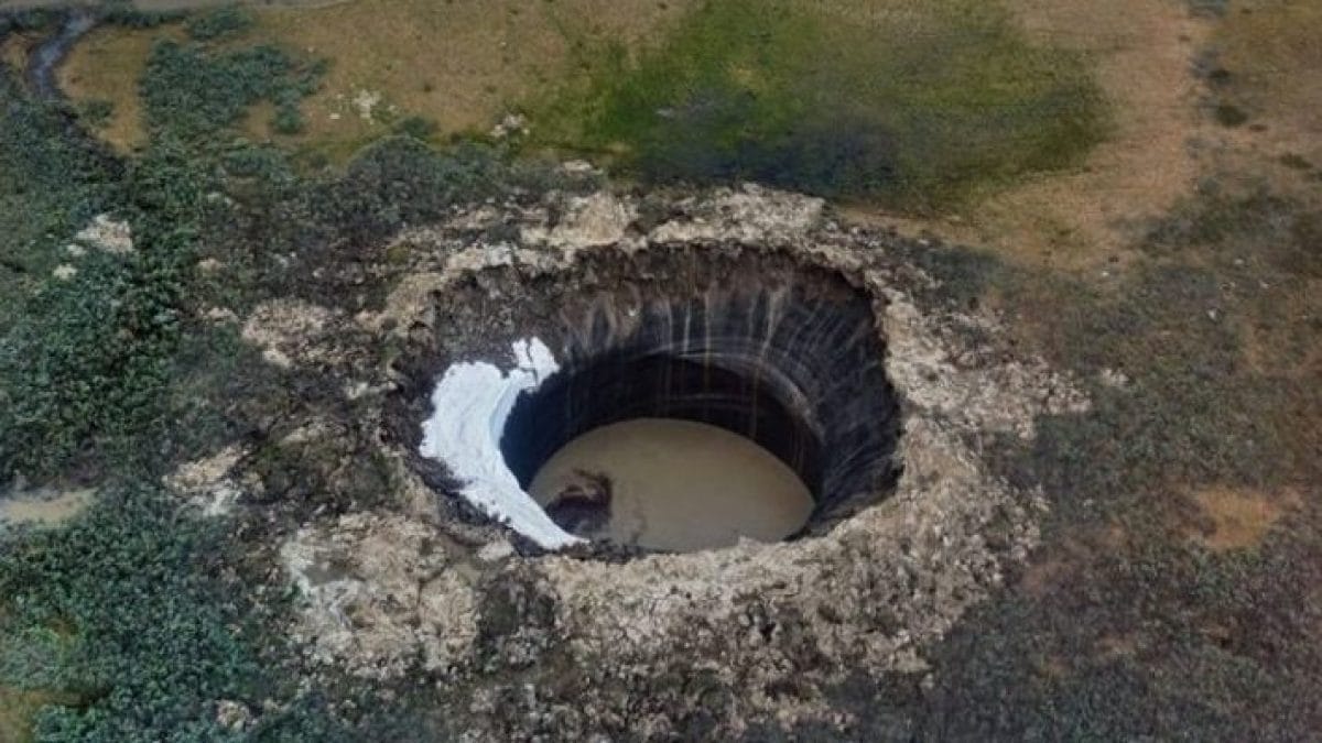 Résolu le mystère des énormes gouffres explosifs en Sibérie : nous savons maintenant comment ils se forment 2 Un cratère dans la péninsule de Yamal. Crédit : Ruslan Amanzhurov