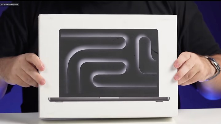 Un YouTuber avec 11M d'abonnés vient de déballer le MacBook Pro M4 2 Capture d'écran montrant l'avant d'une prétendue boîte M4 MacBook Pro.