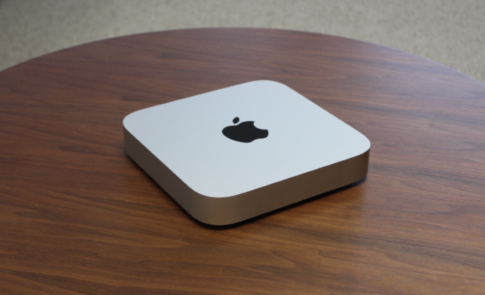 Une gamme bien remplie de Mac M4 pourrait arriver en magasin en novembre 2 Le Mac mini sur une table en bois.