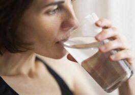 Une géologue a trouvé l'eau la plus ancienne du monde. Elle n'a pas pu s'empêcher de la goûter et maintenant vous pouvez découvrir son goût