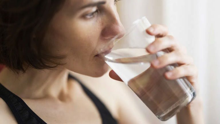 Une géologue a trouvé l'eau la plus ancienne du planète. Elle n'a pas pu s'empêcher de la goûter et maintenant vous pouvez connaître son goût 2 Une géologue a trouvé l'eau la plus ancienne du monde. Elle n'a pas pu s'empêcher de la goûter et maintenant vous pouvez découvrir son goût