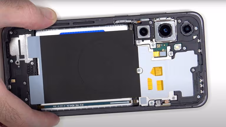 Une vidéo du démontage du nouveau Samsung Galaxy S24 FE démontre qu'il est facile à réparer 2 Une vidéo du démontage du nouveau Samsung Galaxy S24 FE montre qu'il est facile à réparer