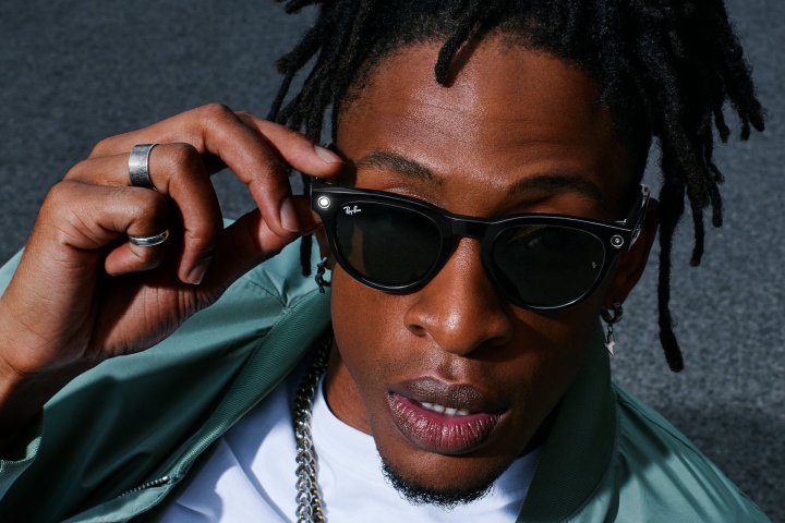 Voici les cinq plus grandes actualités de la semaine dans le domaine de l'IA 2 Les lunettes intelligentes Ray-Ban Meta en style Headline portées par un modèle.