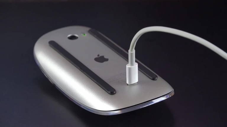 La Magic Mouse revampée arriverait avec deux fonctionnalités incontournables 2 iOS 18.1 révèle qu'Apple lancera de nouveaux Magic Mouse, Magic Trackpad et Magic Keyboard