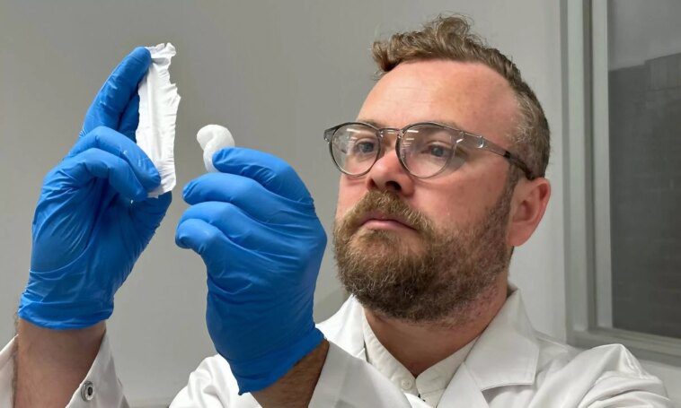 Nouvelle invention : récolter l'énergie statique du polystyrène usagé pour produire de l'électricité 1 New invention harvests static energy from waste polystyrene to produce electricity