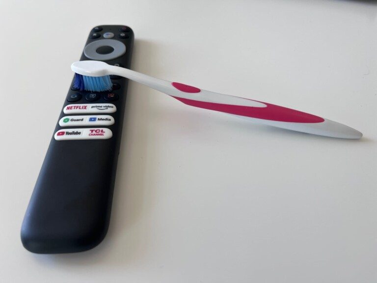 Comment bien nettoyer votre télécommande : Guide pratique 2 Fernbedienung reinigen Zahnbuerste