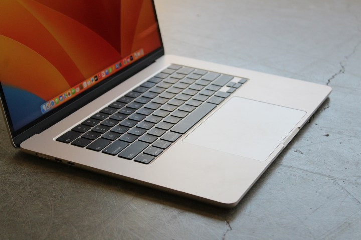 Avec l'arrivée du M4, il y a deux Macs que vous ne devriez plus acheter ! 3 Le clavier et le trackpad du MacBook Air de 15 pouces d'Apple.