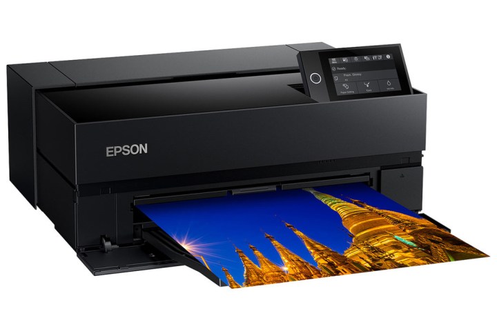 Imprimante Epson SureColor P700 avec une impression photo colorée sortant de son devant.