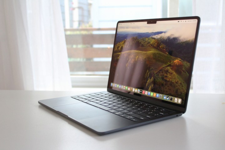 Comment choisir le Mac idéal et le moment parfait pour l'acheter 3 Le MacBook Air sur une table devant une fenêtre.