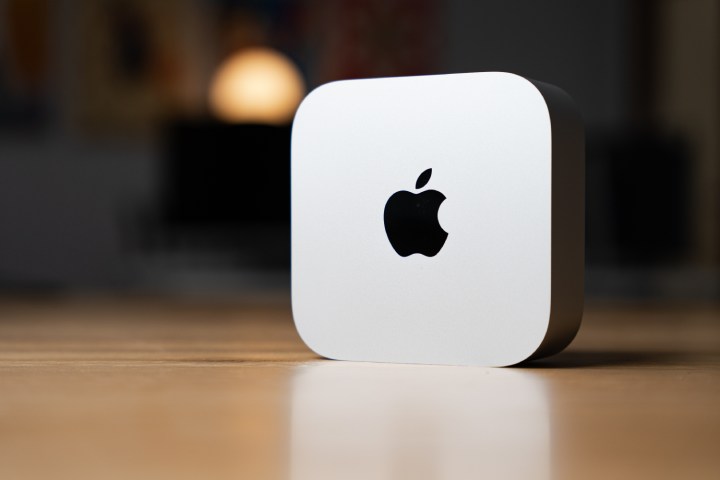 Comment choisir le Mac idéal et le moment parfait pour l'acheter 4 Le Mac mini sur le côté sur un bureau.