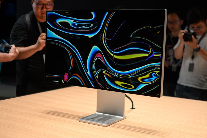 Comment choisir le Mac idéal et le moment parfait pour l'acheter 9 Des membres de la presse photographient un Apple Pro Display XDR au WWDC 2019.