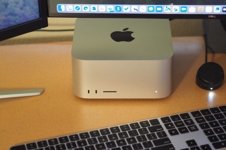 Comment choisir le Mac idéal et le moment parfait pour l'acheter 6 Vue de haut du Mac Studio d’Apple montrant l'ordinateur et le clavier.