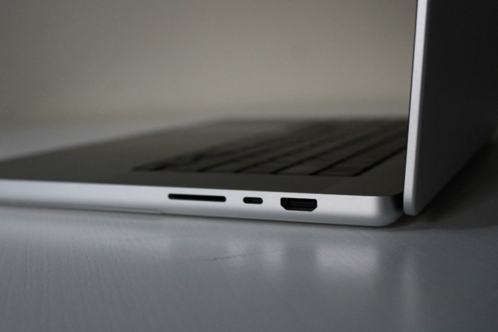 Une vue de profil du choix de ports du MacBook Pro.