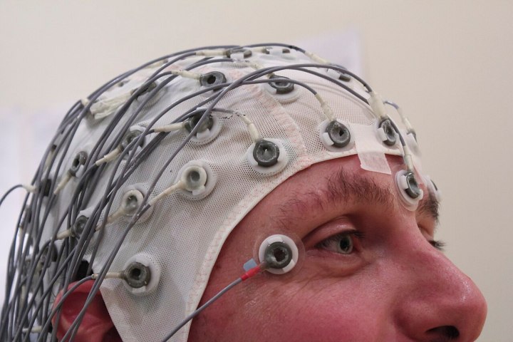 La révolution de l'interface cerveau-ordinateur n'en est qu'à ses débuts 5 un bonnet EEG