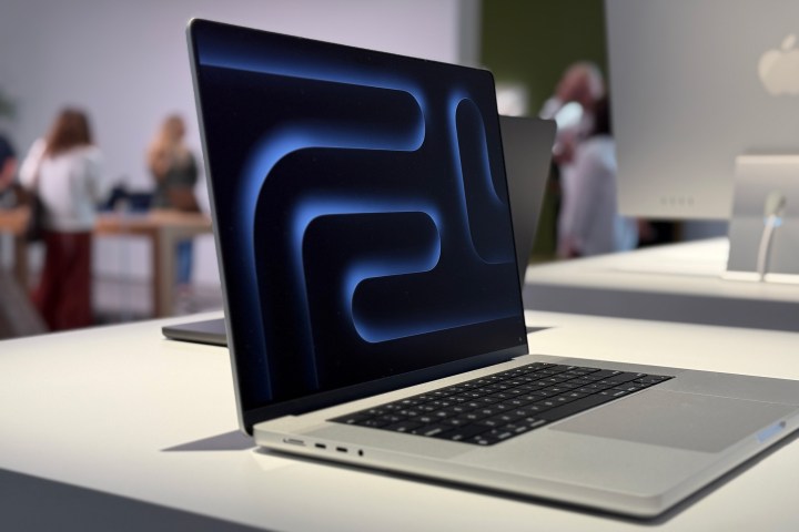 MacBook Pro 16 contre MacBook Pro 14 : lequel choisir pour maximiser votre productivité ? 3 MacBook Pro avec M4
