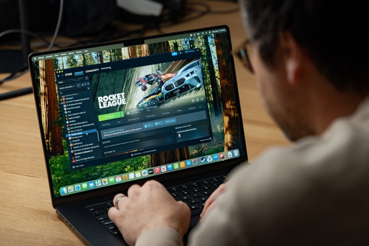 MacBook Pro 16 contre MacBook Pro 14 : lequel choisir pour maximiser votre productivité ? 5 Une personne utilisant Steam sur le MacBook Pro M4. Rocket League est à l'écran.