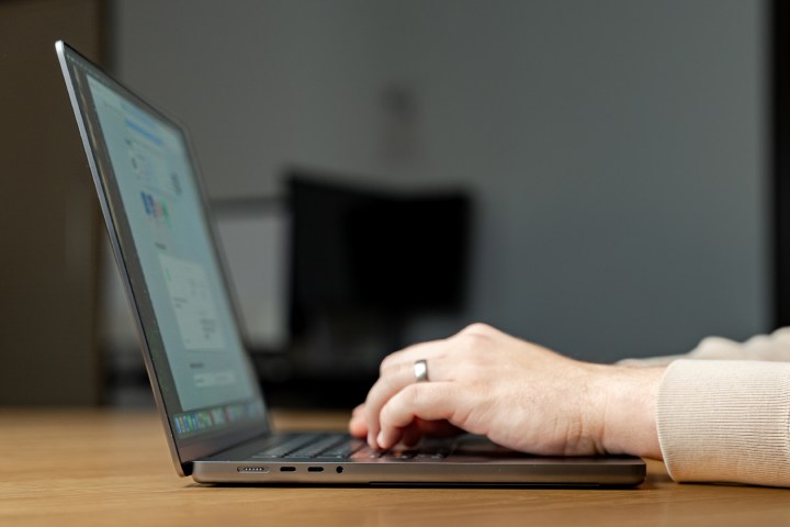 MacBook Pro 16 contre MacBook Pro 14 : lequel choisir pour maximiser votre productivité ? 6 Profil latéral du MacBook Pro M4.