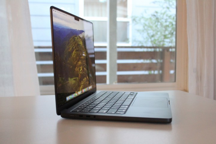 MacBook Pro 16 contre MacBook Pro 14 : lequel choisir pour maximiser votre productivité ? 7 Un MacBook Pro sur une table devant une fenêtre.