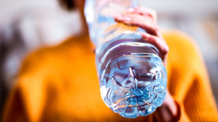 Alerte des médecins : Ne restez pas assis sur les toilettes plus de 10 minutes ! 4 Eau en bouteille