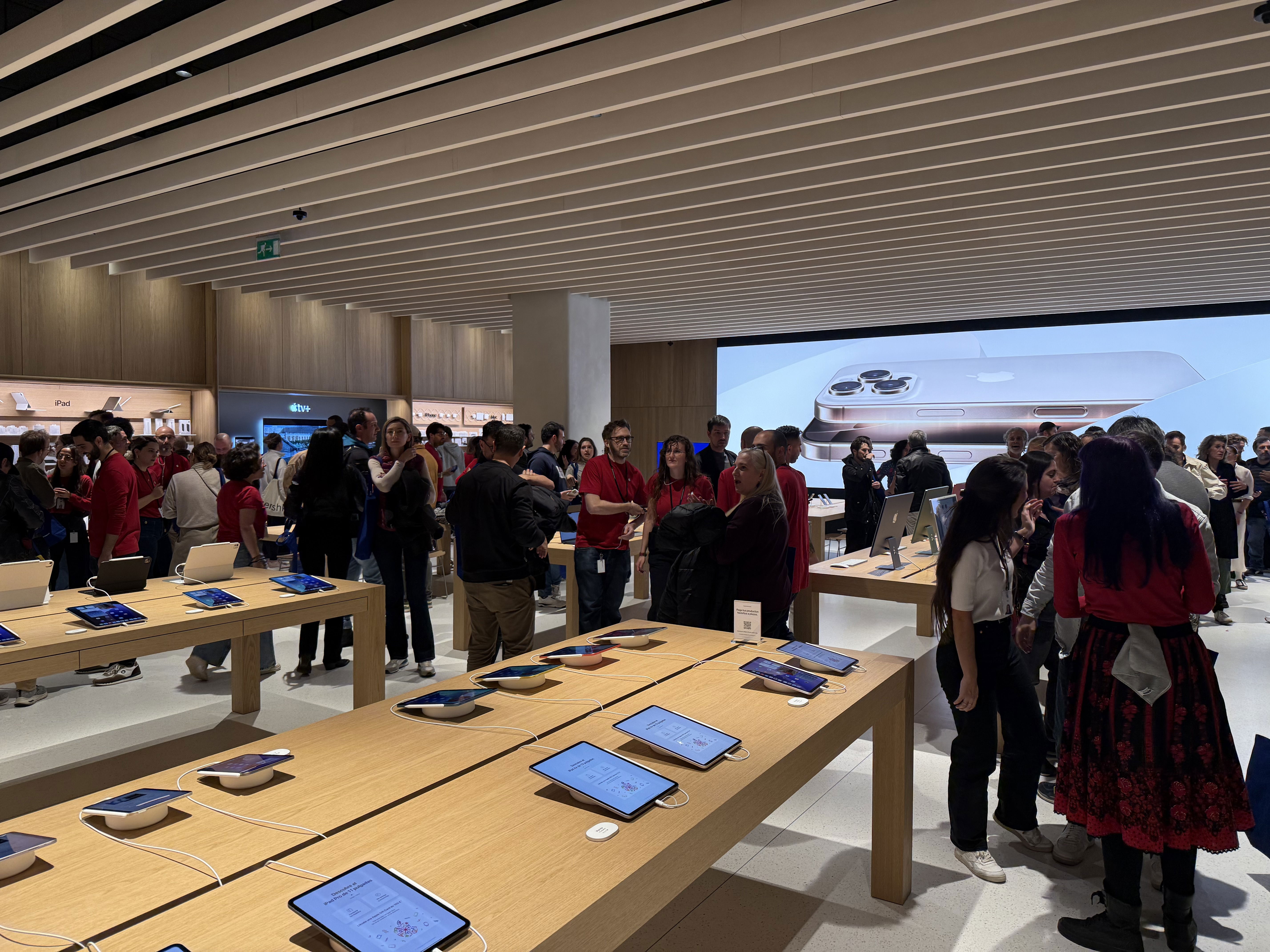 L'Apple Store La Vaguada ouvre ses portes : découvrez la nouvelle et époustouflante boutique de la marque 3 Intérieur d'Apple La Vaguada