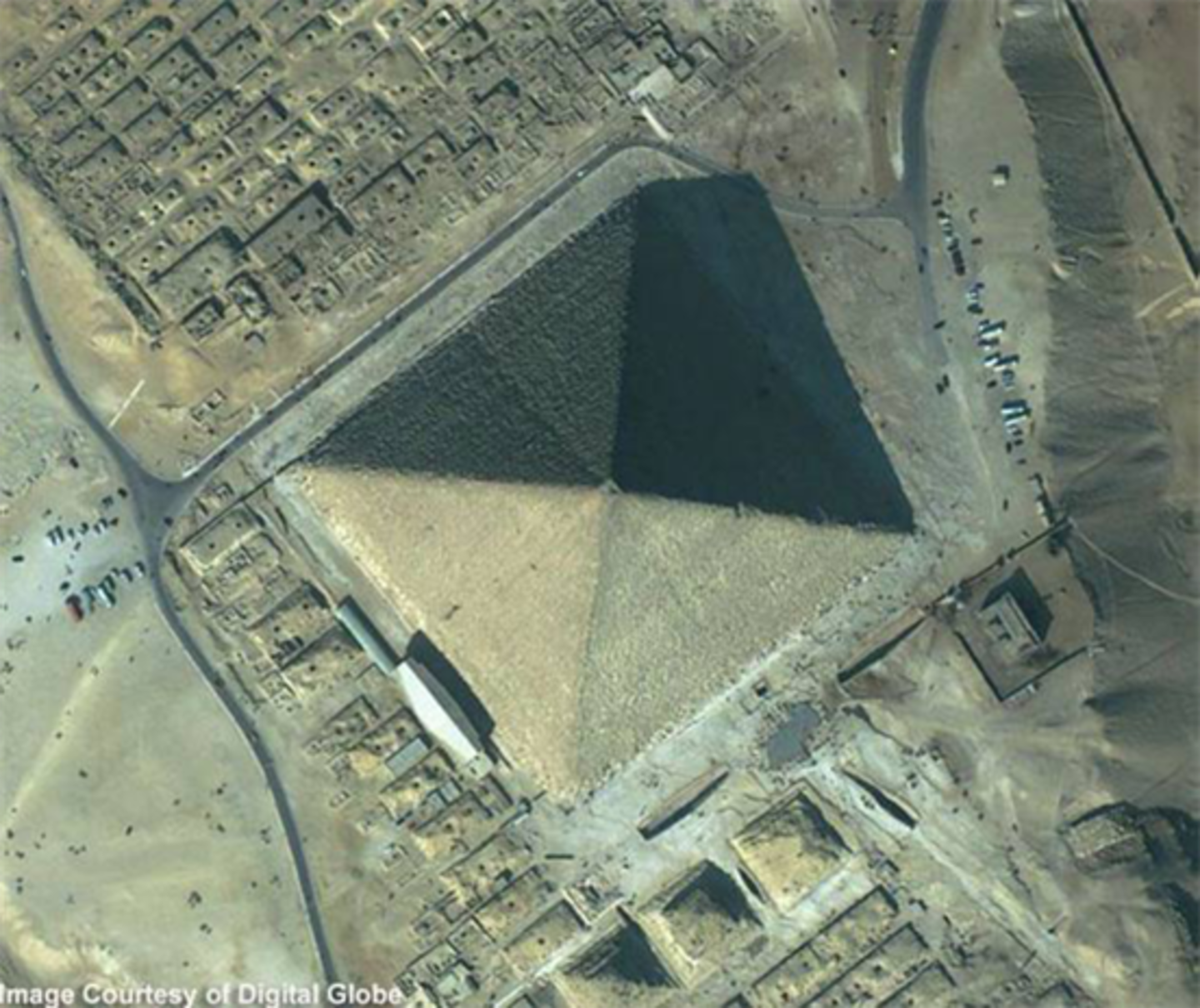 Il existe de nombreuses légendes sur les pyramides, mais la vraie est qu'elles n'ont pas quatre côtés 3 Il existe de nombreuses légendes sur les pyramides, mais la seule vraie est qu'elle n'a pas quatre côtés