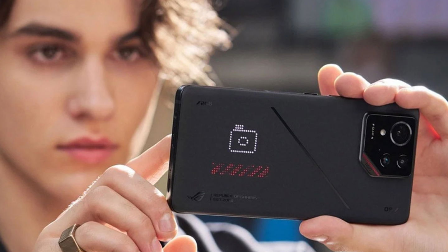 Smartphones avec processeurs Qualcomm Snapdragon 8 Elite : découvrez tous les modèles disponibles 3 Un homme tenant l'ASUS ROG Phone 9 Pro