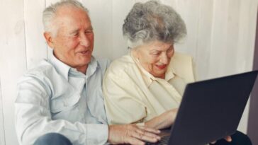 Assurer l'accès à Internet pour les personnes âgées : un atout pour la santé publique 14 Personnes âgées accédant à Internet