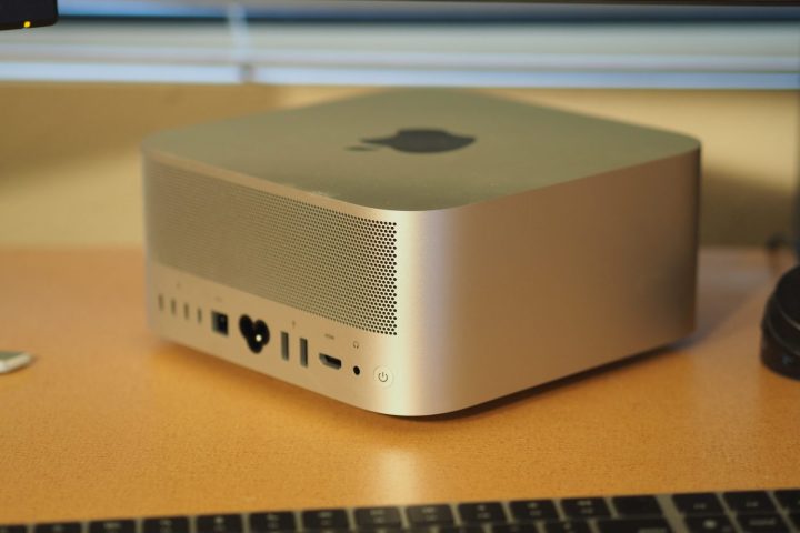 Avec l'arrivée du M4, il y a deux Macs que vous ne devriez plus acheter ! 2 Apple Mac Studio vue de dessus inclinée montrant les côtés et l'arrière.