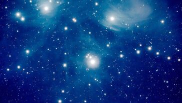 Aujourd'hui, un magnifique trapèze d'étoiles illumine le ciel : découvrez à quelle heure observer la conjonction avec Jupiter et la Lune 26 Les Pléiades. Crédit : Andrea Centini