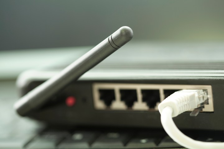 Ces anciens routeurs D-Link présentent des vulnérabilités aux attaques 2 Un routeur Wi-Fi avec un câble ethernet branché.