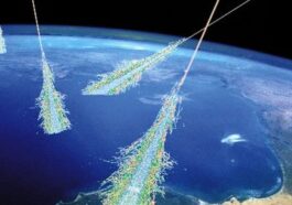 Illustrazione dei raggi cosmici che colpiscono la Terra: nell'interazione con l'atmosfera terrestre generano sciami di particelle cariche / Credit Simon Swordy (U. Chicago), NASA