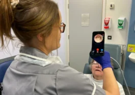 Endoscope-i: Reino Unido testa novo adaptador para iPhone para combater cancro da garganta