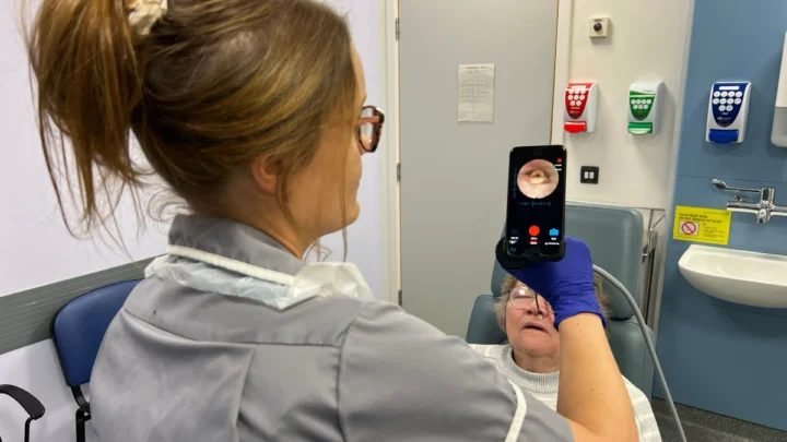 Endoscope-i : Le Royaume-Unis teste un nouvel adaptateur pour iPhone afin de lutter contre le cancer de la gorge 2 Endoscope i Le Royaume Unis teste un nouvel adaptateur pour iPhone.webp