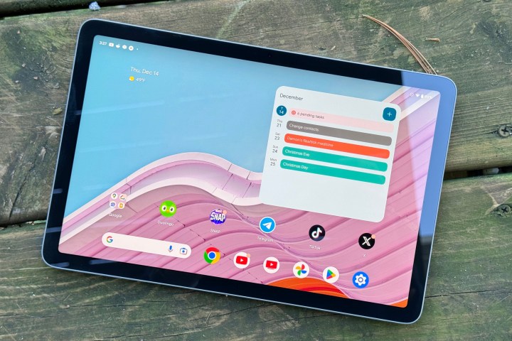 Google pourrait enfin fusionner les Chromebooks et Android 2 The Google Pixel Tablet sitting outside with its screen on.