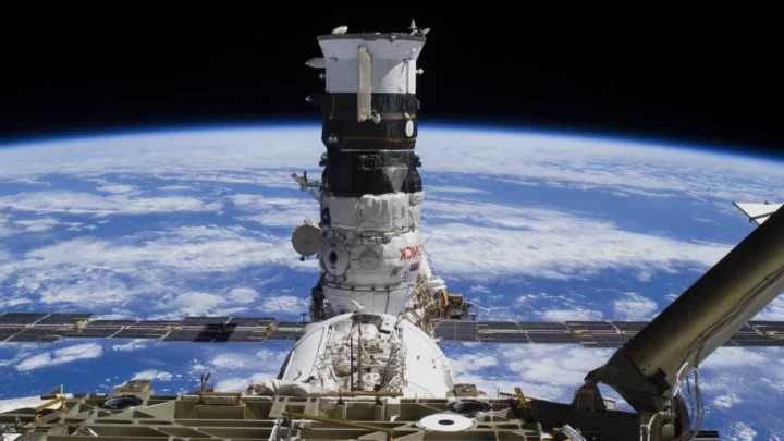 ISS en danger… la station reprend ses manœuvres pour éviter les débris spatiaux 1 ISS em risco… estação voltou a executar manobras para evitar lixo espacial