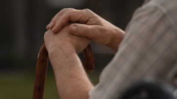 Il est peu probable que les personnes atteignent les 100 ans, même avec l'amélioration des conditions de vie 17 É improvável que as pessoas vivam até aos 100 anos, apesar da melhoria das condições de vida